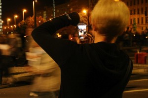 Frau mit Mobiltelefon beim Fotografieren